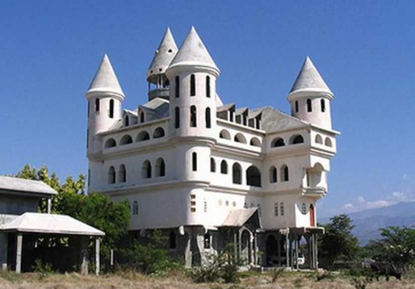 25 Bizarre Buildings