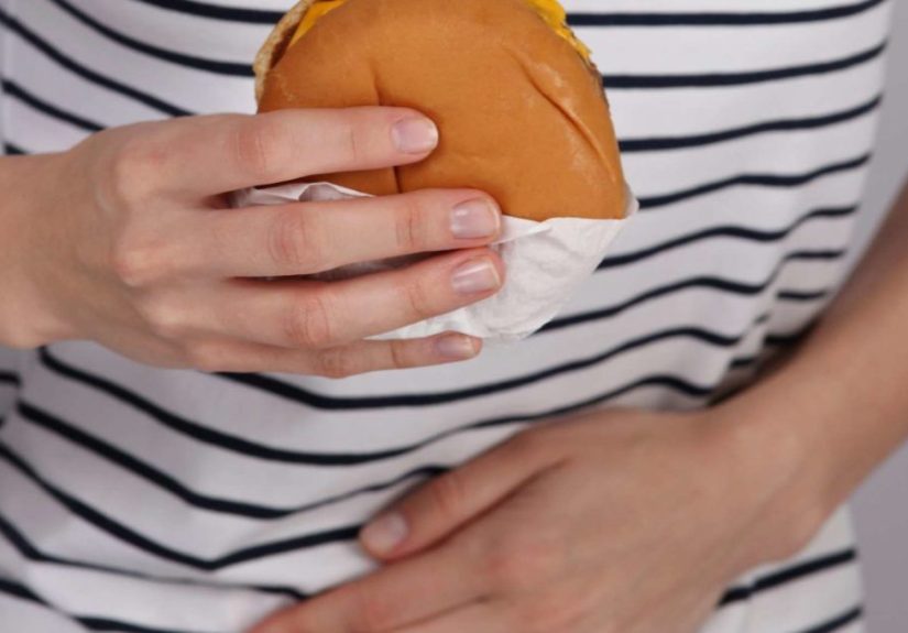 ¿Por qué me duele el estómago después de comer? 21 posibles causas
