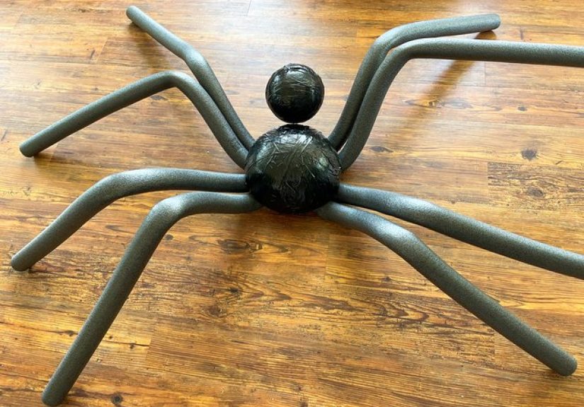 Easy Tutorial for Making a DIY Giant Halloween Spider