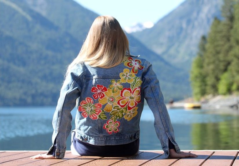 How to Decorate a Jean Jacket With a Floral Print