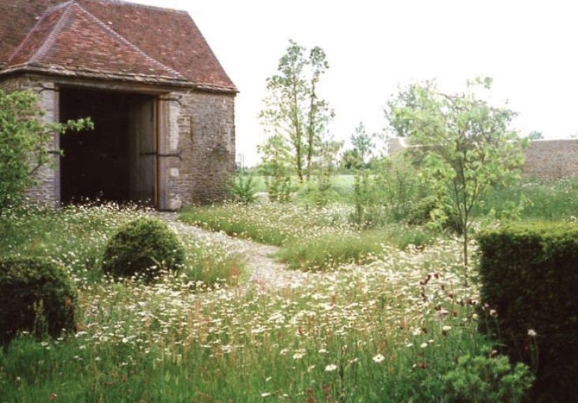 Trending on Gardenista: Ideas to Steal from Country House Gardens